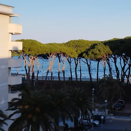 Apartment Seafront Pineda